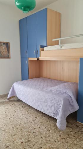 1 dormitorio con 1 cama y 1 litera en Luce, en Pescara