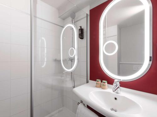 パリにあるイビス パリ バスティーユ フォーブル サンタントワーヌのバスルーム(洗面台、鏡付)