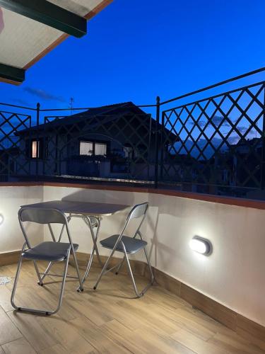 d'une table et de deux chaises sur un balcon. dans l'établissement Taormina's sun apartment, à Taormine