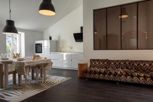 a living room with a table and a couch at La Re-Source, propriété idéale pour séminaires et réunions in Alleins