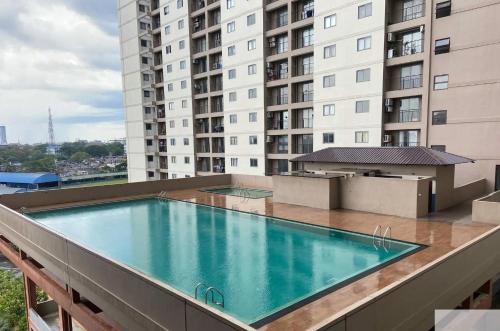 uma piscina no telhado de um edifício em Lovish luxury villa em Colombo
