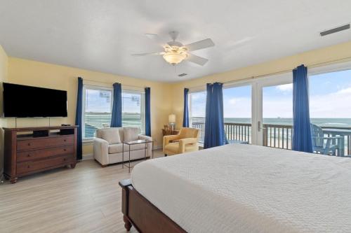 una camera da letto con un letto e una TV a schermo piatto di Labacoco a Gulf Shores