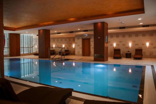 uma grande piscina num quarto de hotel em DoubleTree by Hilton Bratislava em Bratislava