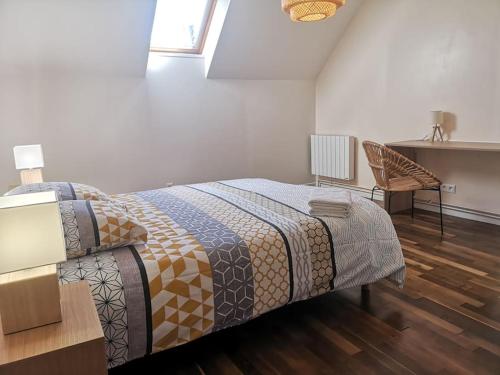 a bedroom with a bed and a desk and a chair at La Bohème - Maison + Parking (Portes de Chartres) in Jouy