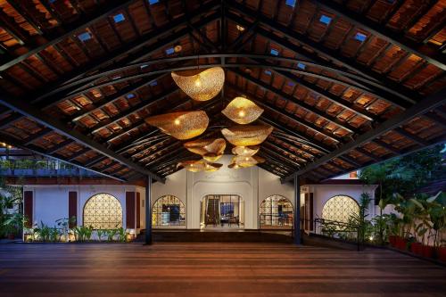een groot gebouw met een groot plafond met gouden kroonluchters bij Ronil Goa - a JdV by Hyatt Hotel in Calangute