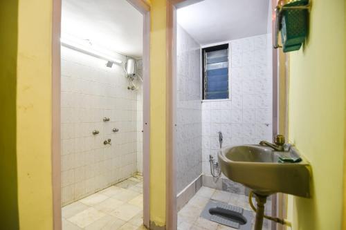 uma casa de banho com um lavatório e um chuveiro em EMPYREAN STAY ll 2BHK II ROSE VILLA ll PVT POOL ll BBQ ll VIEW ll em Lonavala