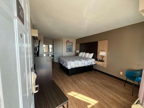 Postel nebo postele na pokoji v ubytování Motel 6 Georgetown, SC Marina