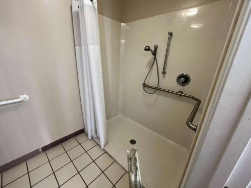 Koupelna v ubytování Motel 6 Georgetown, SC Marina
