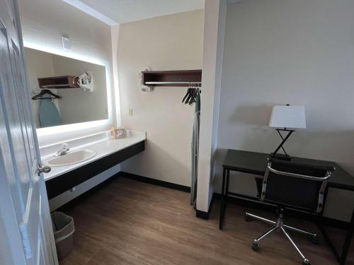 Postel nebo postele na pokoji v ubytování Motel 6 Georgetown, SC Marina