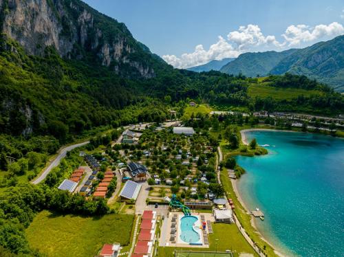 uma vista aérea de um resort ao lado de um lago em Family Wellness Camping al Sole em Molina di Ledro