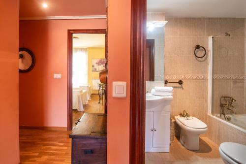een badkamer met een toilet, een bad en een wastafel bij Apartamento Pericote in Llanes