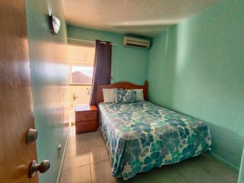 una camera con un letto in una stanza con una finestra di Beachfront Acqua Villa a Five Islands Village