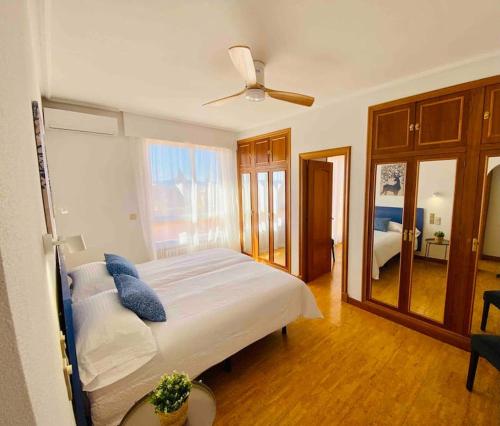Schlafzimmer mit einem großen Bett und einem Deckenventilator in der Unterkunft Chalet con piscina en altorreal in La Alcayna