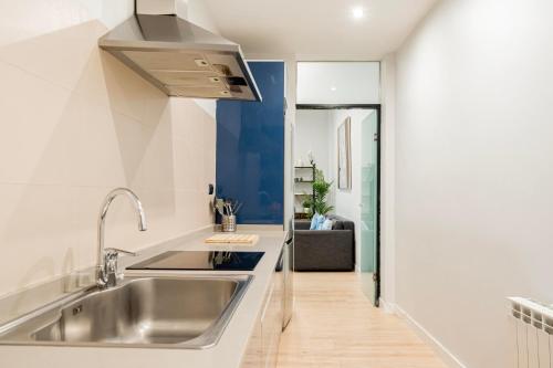 una cucina con lavello e fornello di Atocha3 Superb Location - 4Bedrooms 2 Baths a Madrid