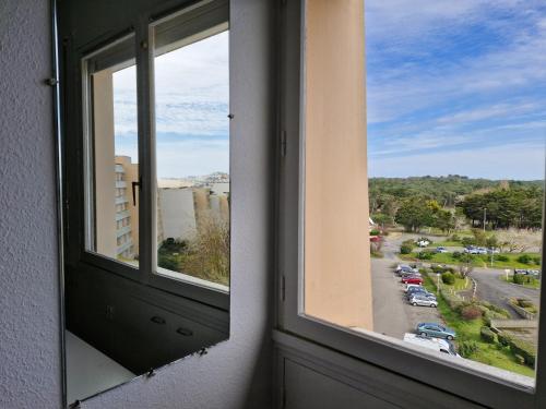 een open raam met uitzicht op een parkeerplaats bij Studio - Marina 4 - 17 allée des Pinons - 5-3 in Saint-Jean-de-Monts