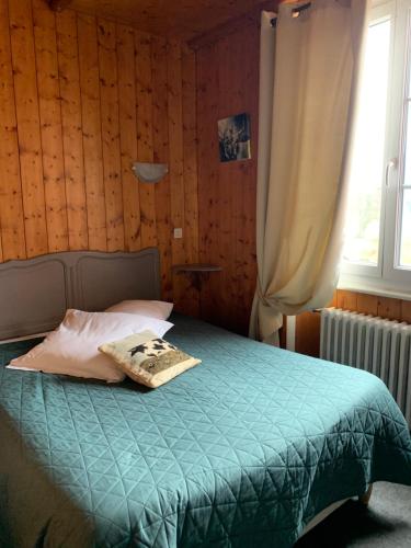 Кровать или кровати в номере Hôtel La Vallée