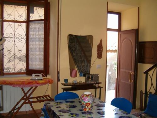 een kamer met een tafel en blauwe stoelen en een tafel sidx sidx sidx bij B&b La Giara in Roccavaldina