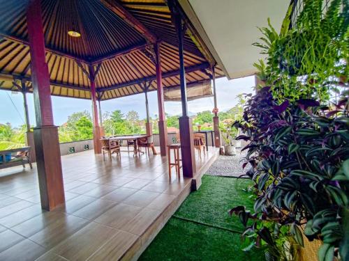 un grande padiglione con tavolo e sedie su un patio di Sampara Ubud with Mindrum Group ad Ubud