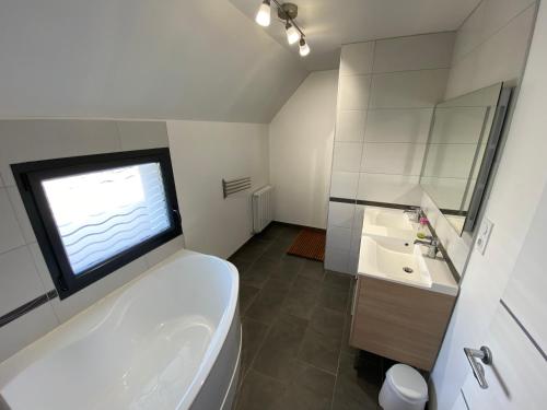 Ванна кімната в Maison 4ch/8pers Bourg de Baden