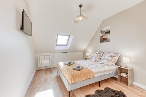 - une chambre avec un lit et une télévision dans l'établissement Le Boisier - 3 min de la Gare Massy TGV - Cozy Houses, à Palaiseau