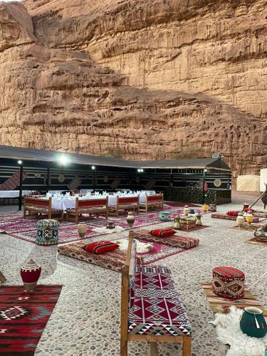 een kamer met tafels en stoelen voor een berg bij Rum Oasis Luxury Camp in Wadi Rum