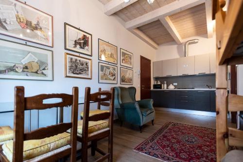 una cucina e un soggiorno con tavolo e sedie di Al Battistero Luxury Suite a Ravenna