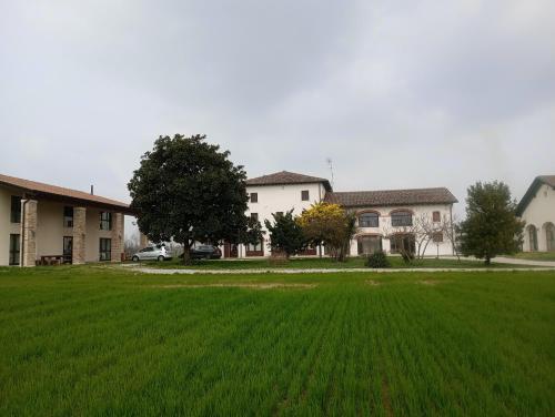 um grande campo de relva em frente a uma casa em Agriturismo Trabucco em Casale sul Sile