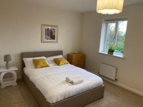 Rooms in Beautiful Home in Wolverhampton!にあるベッド