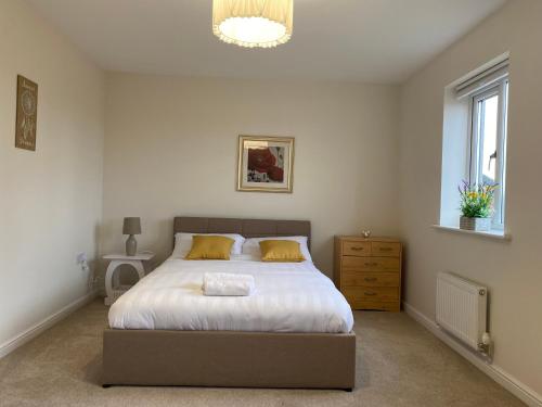 Postel nebo postele na pokoji v ubytování Rooms in Beautiful Home in Wolverhampton!
