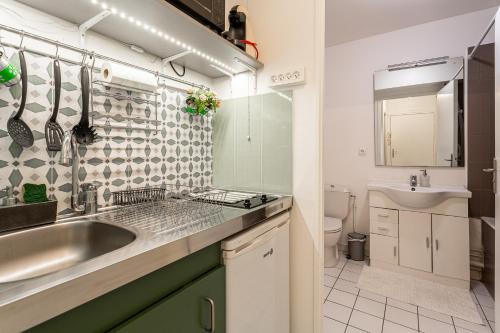 une salle de bain avec un lavabo et des toilettes dans l'établissement Studio calme et accueillant Metro Charonne, à Paris