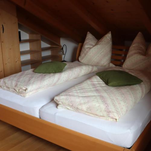 オールシュタットにあるFeWo Baderの2ベッド(枕付)が備わる客室です。