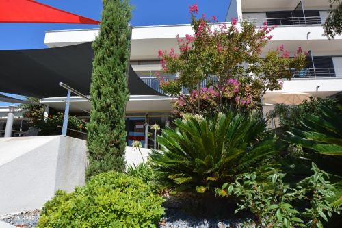 Κήπος έξω από το Hotel Les Eucalyptus