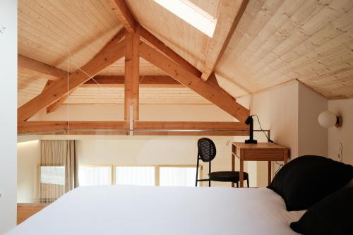 a bedroom with a bed and a desk and a chair at Corujeira Apartments by MyALPlace in Porto