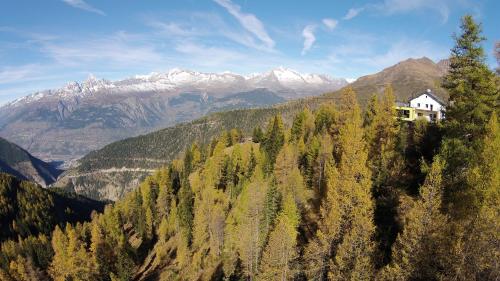 Vue générale sur la montagne ou vue sur la montagne depuis l'hôtel