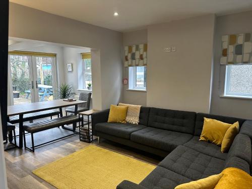sala de estar con sofá y mesa en Homely house at the foot of Snowdonia, en Llanberis