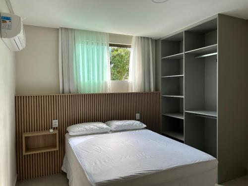 een kleine slaapkamer met een bed en een raam bij Loft Solaris Apart Hotel - Suíte - Apt. N.106 in João Câmara