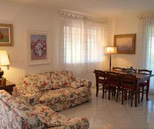 sala de estar con sofá y mesa en Villa Noemi, en Scarlino