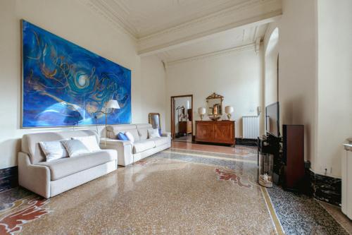 una sala de estar con 2 sofás y una pintura en la pared en Villa Paolo Lemon Tree, en Portovenere