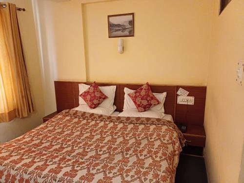 Tempat tidur dalam kamar di Hotel Town Centre , Srinagar