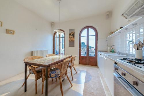 una cucina con tavolo e sedie in una stanza di Villa Paolo Lemon Tree a Portovenere