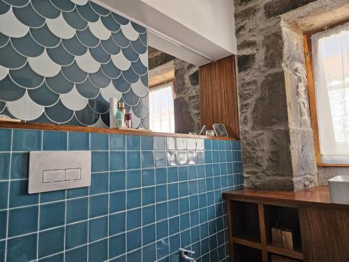 a bathroom with blue tiles on the wall at Casa do Cinzeiro in Nordeste