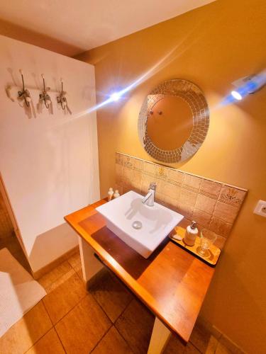 une salle de bain avec un lavabo et un miroir dans l'établissement La Bastide Du Vieux Four Bed&Breakfast, à Lorgues