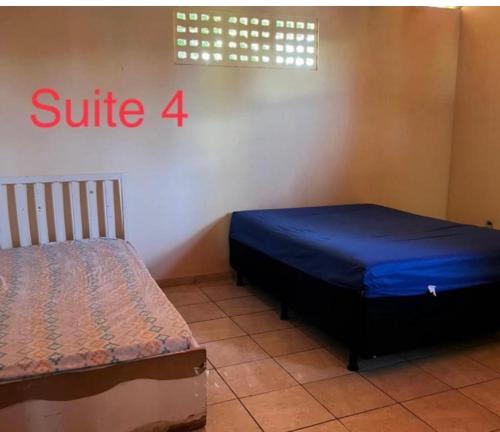 Dos camas en una habitación con la suite de palabras cuatro en Casa de Praia na Tabuba-Ceará en Caucaia