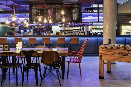 哥倫比亞的住宿－Moxy Columbia Downtown，一间带桌椅的餐厅和酒吧