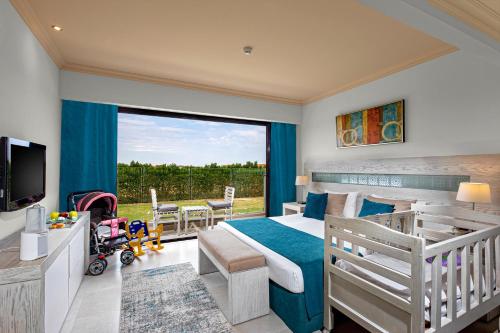 Postel nebo postele na pokoji v ubytování Movenpick Waterpark Resort & Spa Soma Bay