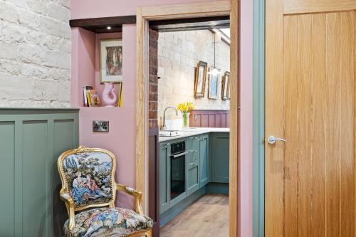 A kitchen or kitchenette at Copper Beech Cottage