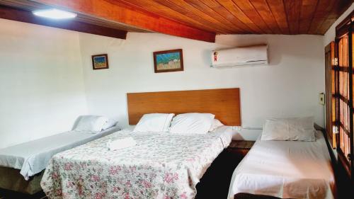A bed or beds in a room at Hostel e Pousada da 13 Olinda