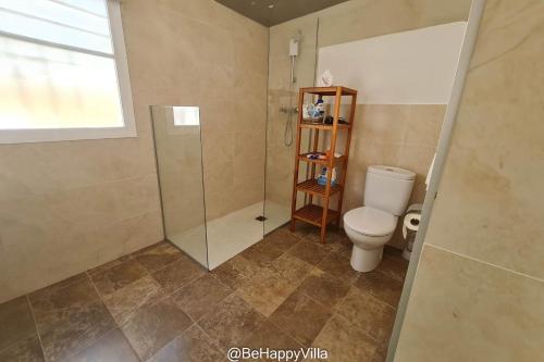 een badkamer met een toilet en een glazen douche bij BeHappyVilla in Benissa