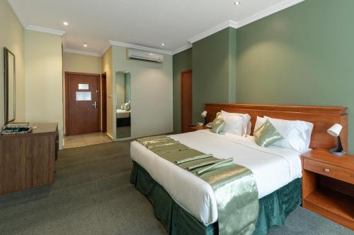 Postel nebo postele na pokoji v ubytování Barakat Burhan Hotel