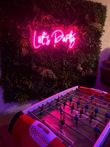 a lit up sign that says lets play at PERLE RARE - Villa 4 chambres - Famille - Amis - Anniversaires - soirées in Vallauris